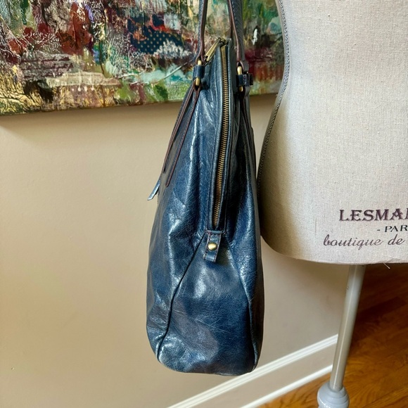 HOBO Delaney Shoulder Bag - Picture 3 of 16